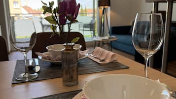 Appartamento Comfort, vista giardino | Area soggiorno | Smart TV 32 pollici con canali via cavo