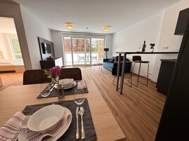 Apartamento conforto, vista para a cidade | Área de estar | Smart TV 32 polegadas com canais a cabo