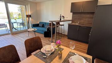 Comfort-Apartment, Gartenblick | Wohnbereich | 32-Zoll-Smart-TV mit Kabelempfang