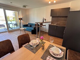 Apartamento conforto, vista para o jardim | Área de estar | Smart TV 32 polegadas com canais a cabo