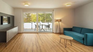 Comfort-lejlighed - udsigt til have | Opholdsområde | 32-tommers smart-tv med kabelkanaler