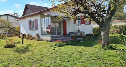 Maison calme et fleurie à la campagne, bien située, accÚs facile