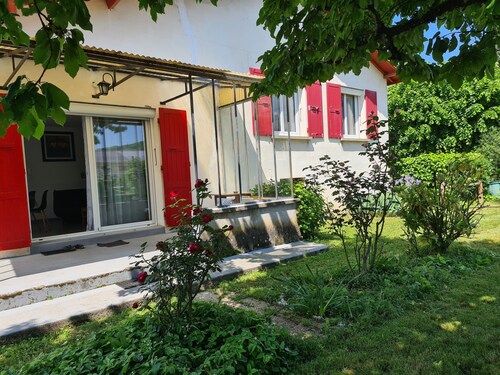 Quiet, flower-filled house in the countryside, good location, easy access