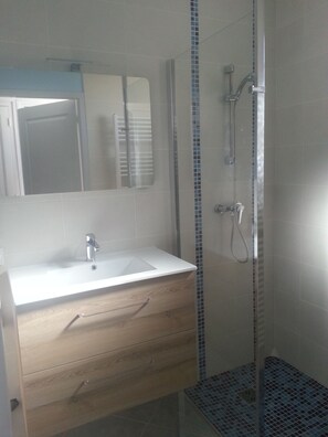 Douche, sĂšche-cheveux, serviettes fournies, savon