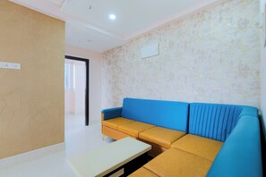 Premium Suite | Premium bedding, in-room safe, desk, laptop workspace