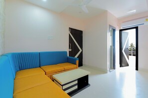 Premium Suite | Premium bedding, in-room safe, desk, laptop workspace