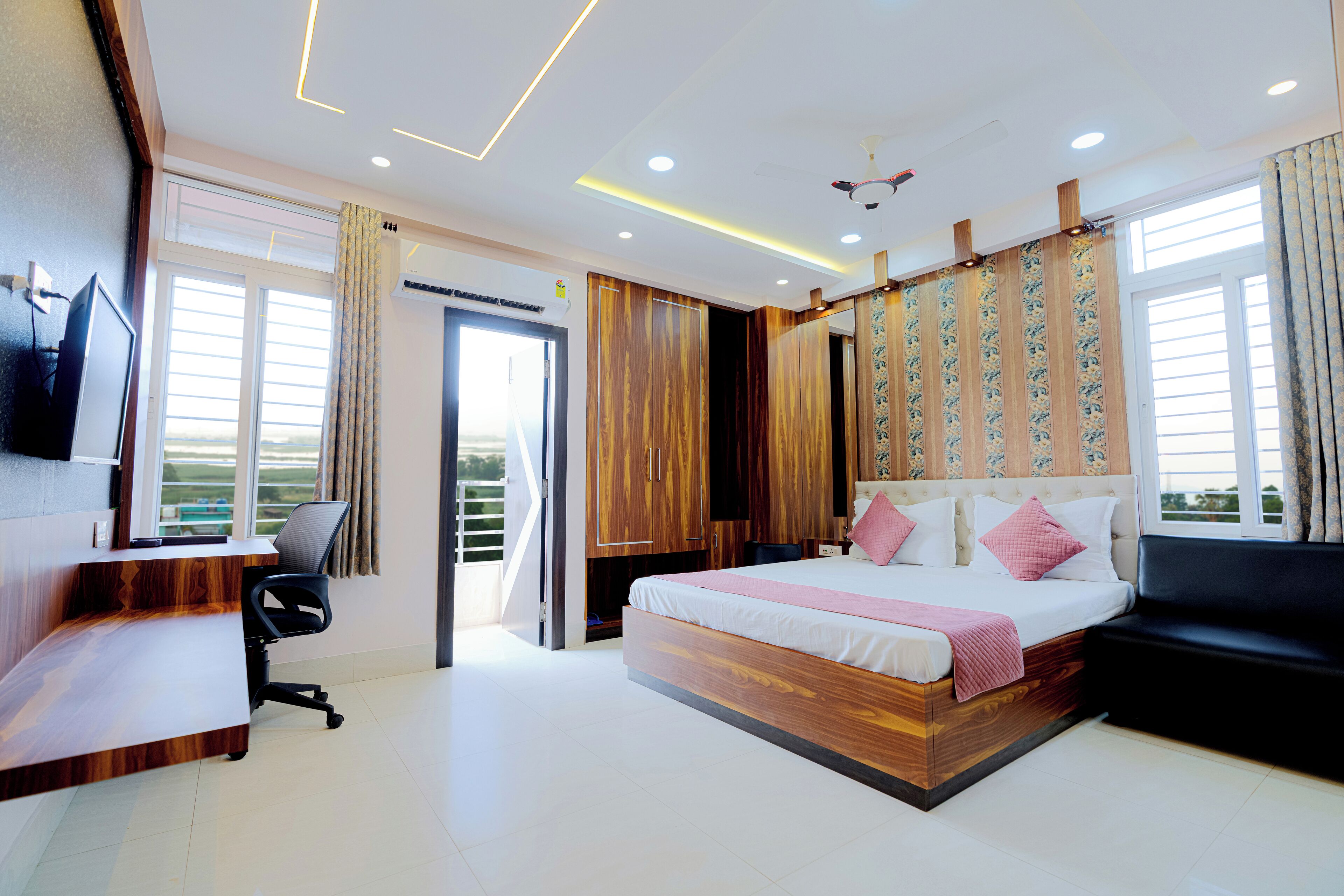 Hochwertige Bettwaren, Zimmersafe, Schreibtisch