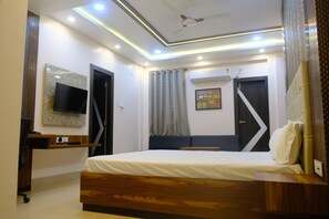 Junior Studio Suite | 2 bedrooms, premium bedding, in-room safe, desk