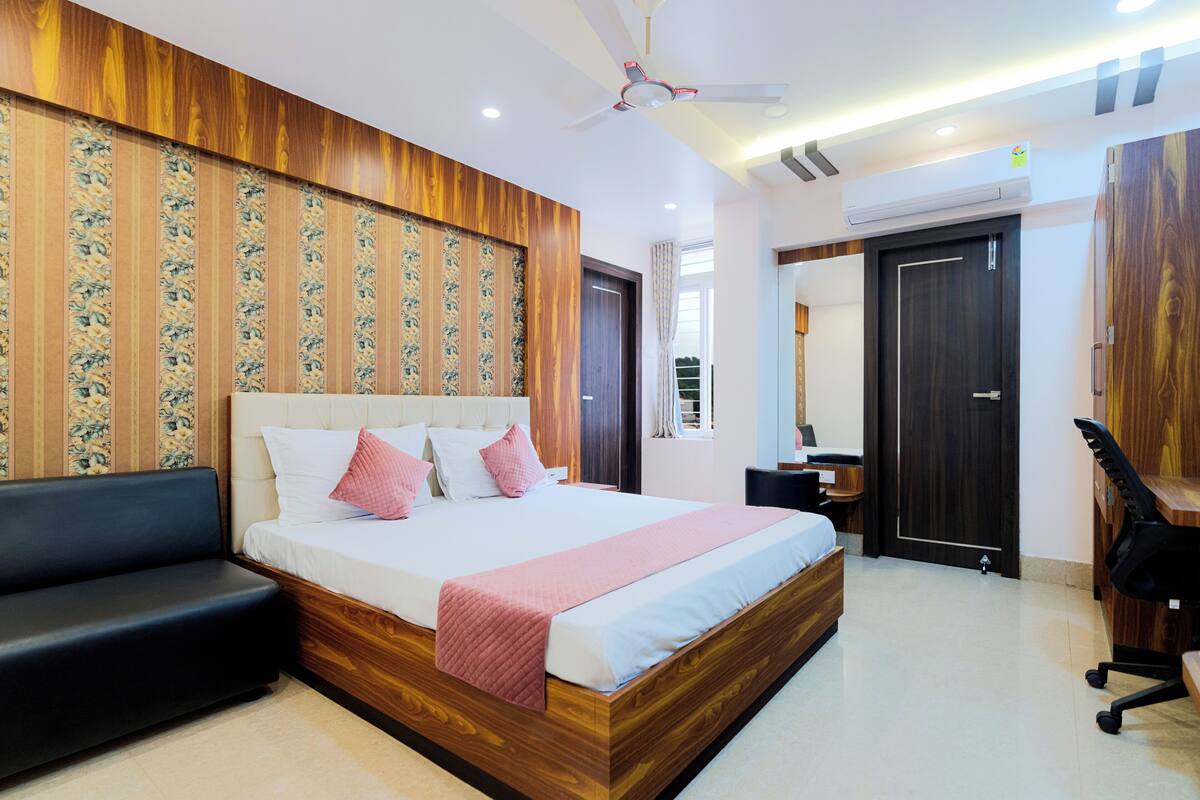 Executive Room | Premium bedding, in-room safe, desk, laptop workspace