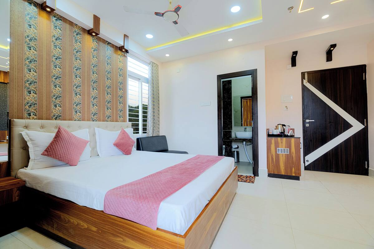 Deluxe Double Room | Premium bedding, in-room safe, desk, laptop workspace