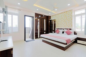 2 bedrooms, premium bedding, in-room safe, desk