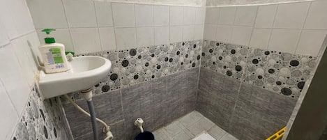 Badkar, tofflor, tvål och schampo