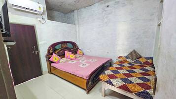 Quarto casal família | Banheiro | Banheira, chinelos, sabonete, shampoo
