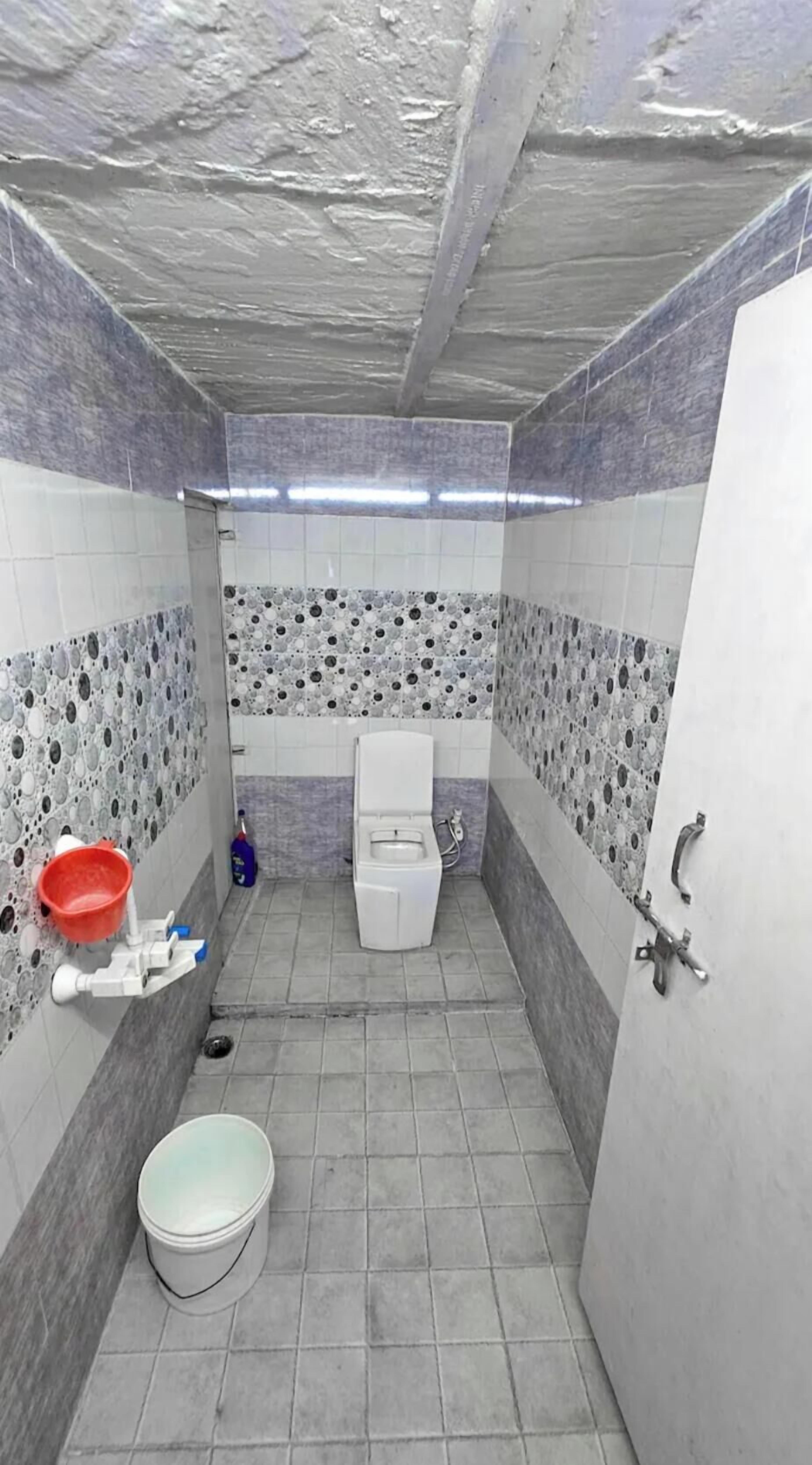 Quarto standard | Banheiro | Banheira, chinelos, sabonete, shampoo