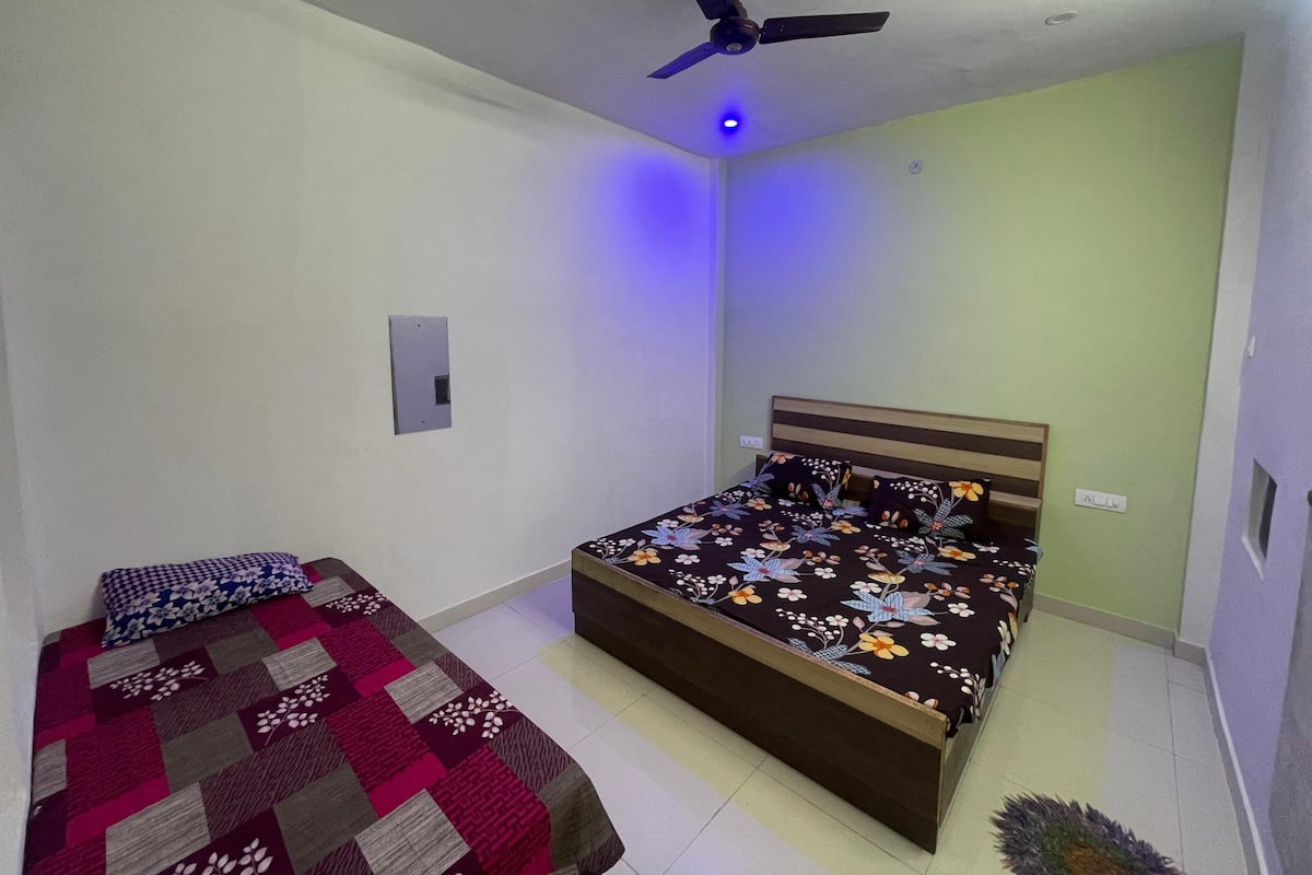 Habitación familiar, 2 habitaciones | Espacio para trabajar con laptop y tabla de planchar con plancha