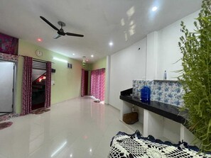 Daily cooked-to-order breakfast for a fee - Arya Sadan Homestay (Mathura)