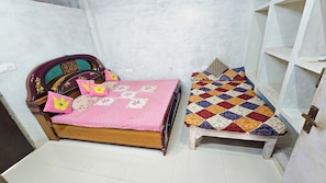 Caja de seguridad en la habitación y tabla de planchar con plancha