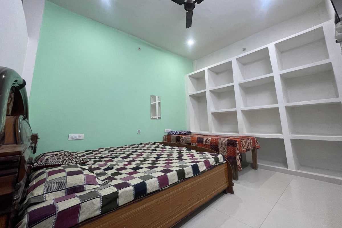 Habitación estándar, 1 habitación | Espacio para trabajar con laptop y tabla de planchar con plancha