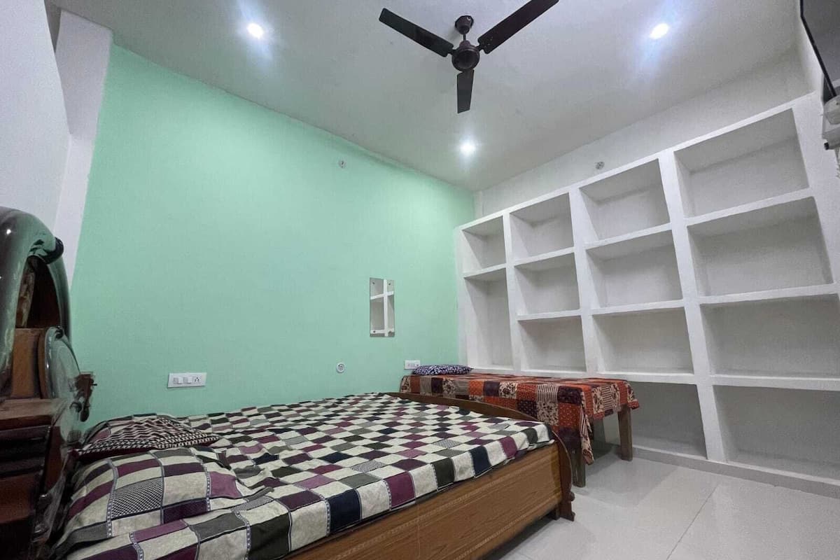 Habitación estándar | Espacio para trabajar con laptop y tabla de planchar con plancha