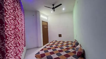 Chambre Ăconomique, 3 chambres | Espace de travail pour ordinateur portable, fer et planche Ă repasser
