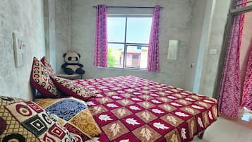 Quarto casal urbano | Banheiro | Banheira, chinelos, sabonete, shampoo