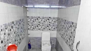 Standard Room, 1 Bedroom | Bathroom | Bathtub, slippers, soap, shampoo