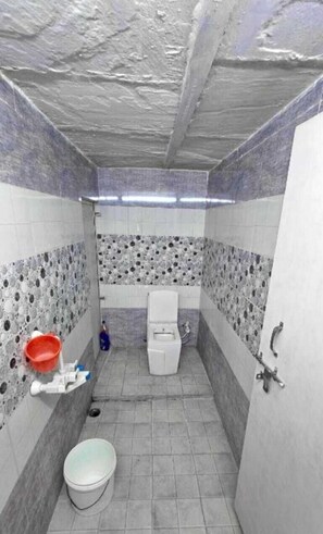 Phòng Tiêu chuẩn, 1 phòng ngủ | Phòng tắm | Bồn tắm, dép đi trong nhà, xà phòng, dầu gội