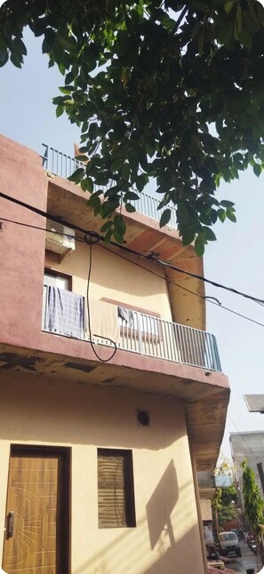 Front of property - Arya Sadan Homestay (Mathura)