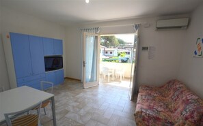 Apartment, 2 Schlafzimmer, Balkon | Wohnzimmer