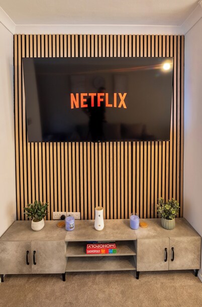 3 Bed Home - Sleeps 8 - Stoke City fc - Parking