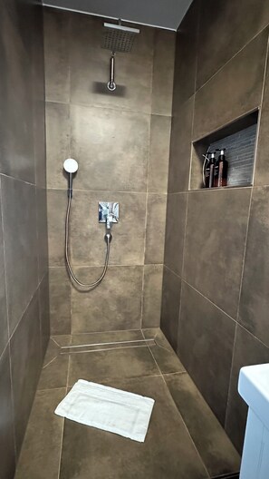 Shower, hair dryer, towels, soap - HARMONY "4" 1-room apartment with kitchen (Gütersloh)