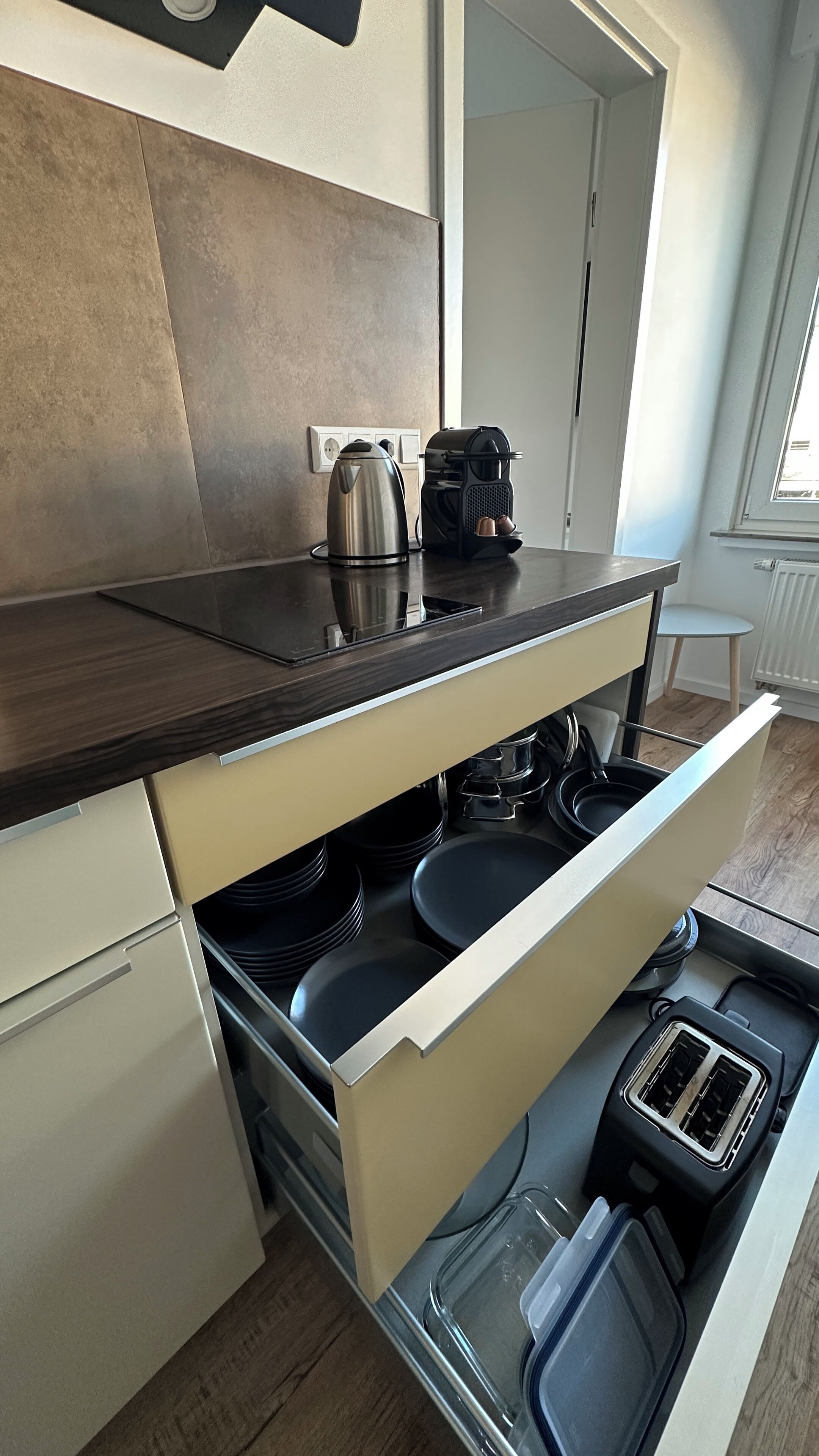 Kühlschrank, Mikrowelle, Ofen, Herdplatte