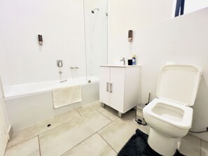 Secador de pelo, bidet, toallas, jabón