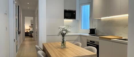 Full-sized fridge, microwave, oven, stovetop