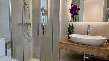 Dusche, kostenlose Toilettenartikel, Haartrockner, Handtücher