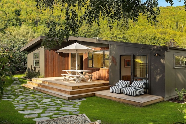 Outdoor Oasis: Relax on the patio, surrounded by lush greenery and stunning mountain views!