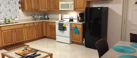 Microondas, horno, placa de cocina