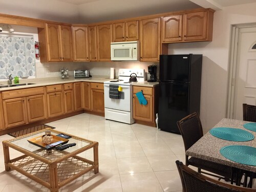 Charming Central 1-Bedroom Apartment Close To City Of Hamilton