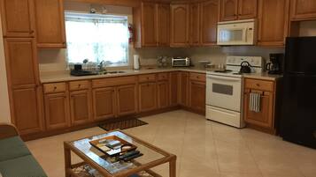 Een magnetron, een oven, een kookplaat