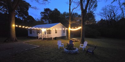 Smith Lake Escape! Comfy, colorful, family friendly home. Private boat launch