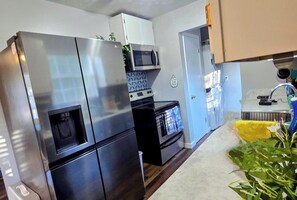 Fridge, microwave, oven, stovetop - Smith Lake Escape! Comfy, colorful, family friendly home. Private boat launch (Arley)