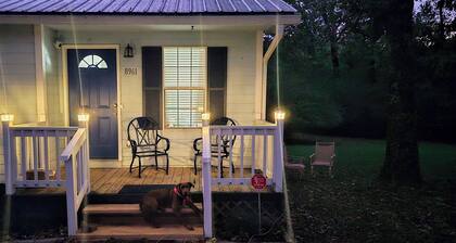 Smith Lake Escape! Comfy, colorful, family friendly home. Private boat launch