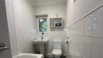 Apartemen | Kamar mandi | Shower, pengering rambut, dan handuk