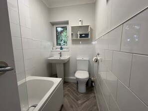 Appartement | Salle de bain | Douche, séchoir à cheveux, serviettes fournies