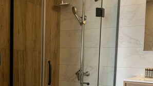 A glass-enclosed shower with a wooden floor and a marble wall. - RL2 504 in Santo Domingo de Guzm n (Santo Domingo)