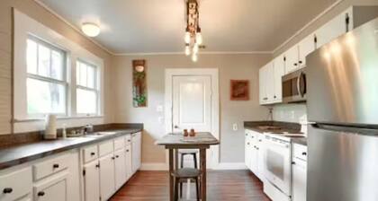 Robinson Bayou's Yellow Door Cottage