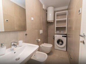Douche, sĂšche-cheveux, bidet, serviettes fournies