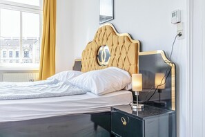 Basic Room | Iron/ironing board, free WiFi - Affordable Stay Prime Location by Danube (Vienna)