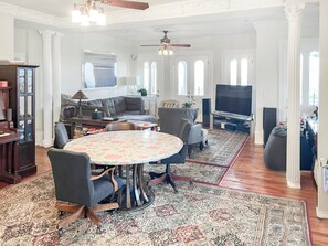 Televisor intel·ligent, llar de foc, taula de tennis de taula i llibres 