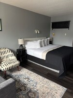 Escritorio, espacio para trabajar con laptop y cortinas blackout 